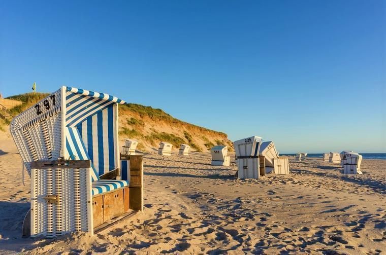 Strand mit Strandkörben beim Familienurlaub an der Ostsee