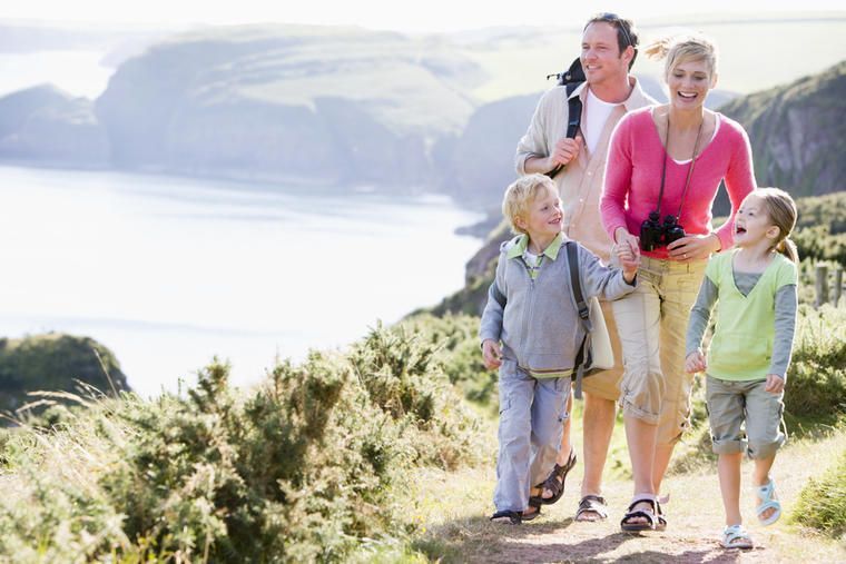 Familie beim Wandern