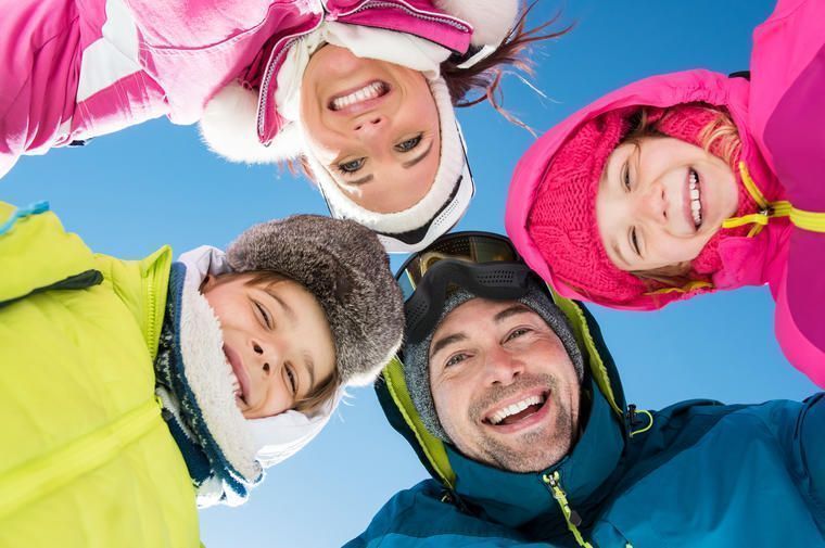 Familie mit Kindern im Winterurlaub
