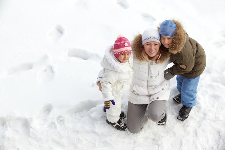 Mutter und Kinder im Schnee