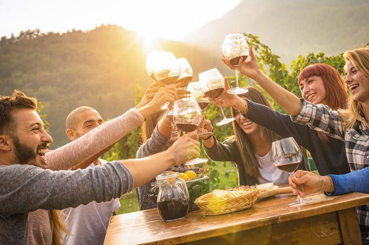 Freunde im Ferienhaus in Südeuropa