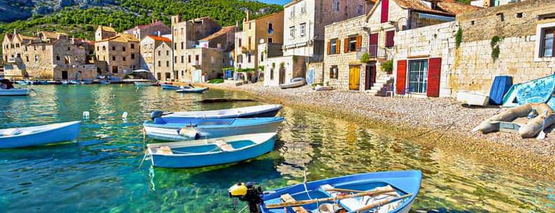 Boote am Strand der Hafenstadt Komiza auf der Insel Vis in Kroatien.