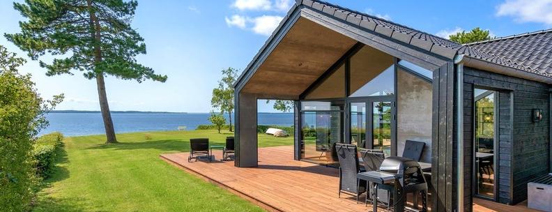 Blick auf die Terrasse eines Luxus-Ferienhaus aus der NOVASOL Luxury Collection in Dänemark