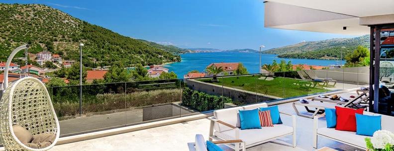 Terrasse mit Meerblick im Ferienhaus in Kroatien aus der NOVASOL Luxury Collection