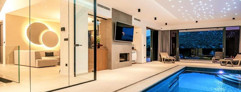 Innenpool im Ferienhaus aus der NOVASOL Luxury Collection