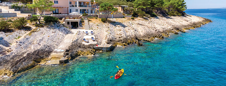 Kajakfahren im Meer in Kroatien