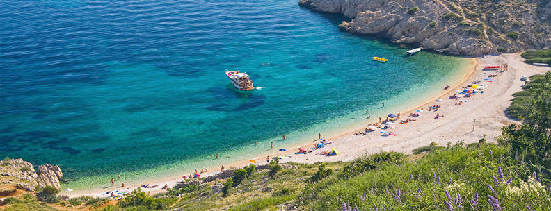 Strand in Kroatien mit azurblauem Wasser